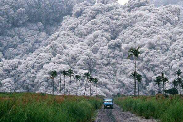 عکسی بی نظیر از فوران یک آتش فشان سهمگین در سال 1991؛ فیلیپین. راننده ای که سعی می کند با کامیونش از جهنم فرار کند